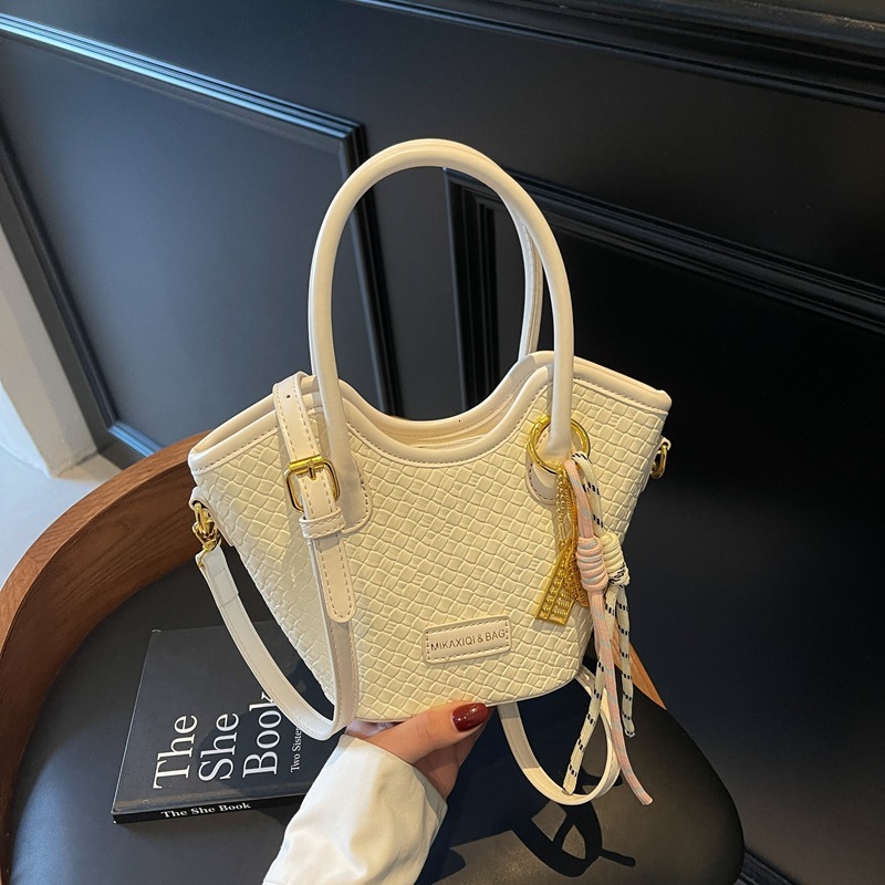 Ladies' Fashion Bucket Bag French Style Texture Shoulder Bag Fashion Weaving Pattern Trendy Luxury Bag Autumn/Winter New Designer Bag