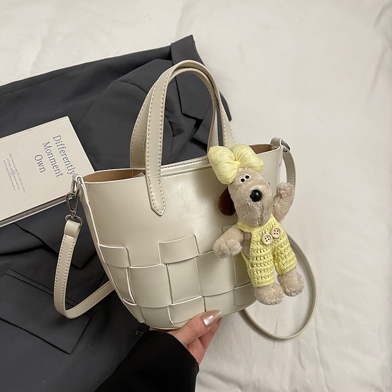 2025 autumn and winter new woven bucket bag with simple and versatile design, retro luxury bag, fashionable women's shoulder bag, designer bag