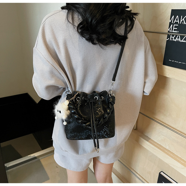 2025 Korean style new retro light luxury bag autumn and winter fashion trend style textured handbag women's shoulder bag designer bag