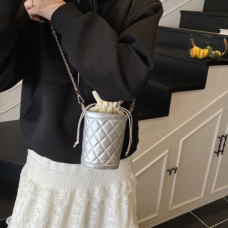 Women's mini handbag with diamond grid texture, solid color drawstring, pleated luxury bag, autumn and winter new fashion bucket bag, designer ba
