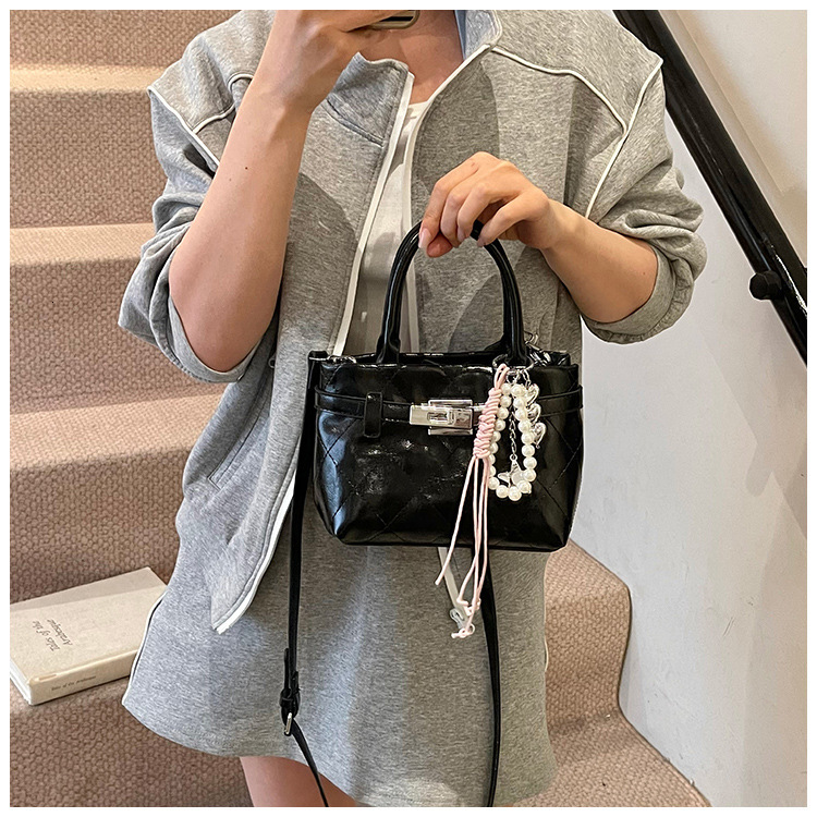 2025 Autumn/Winter New French Retro Luxury Bag Fashion Bucket Bag Pearl Chain Design Texture Versatile Handbag Designer Bag