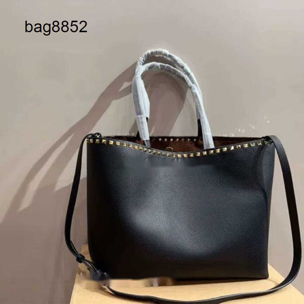 10A Luxury Bags Stylish Women Handbags Large Shoulder Vo Crossbody Rock Stud Designer Handheld Tote Purse Highcapacity Bag Rivet Womens Grain Shopping Bag LsmNDL2
