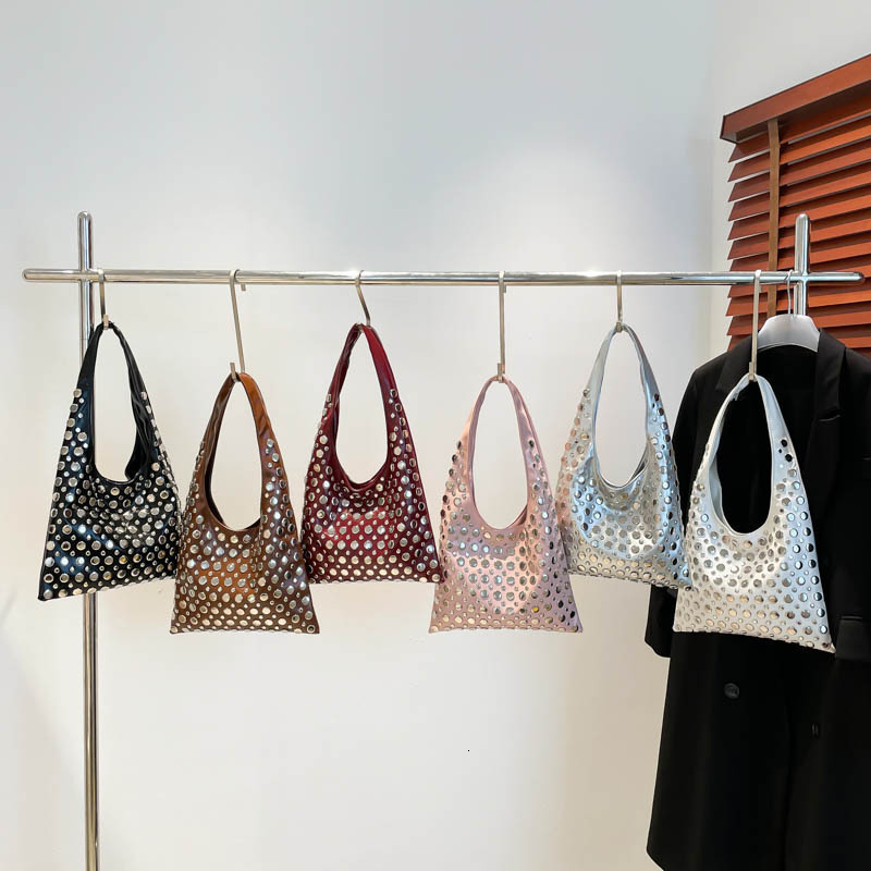 Unique European and American style women's textured bucket bag for autumn and winter, new large capacity heavy-duty rivet retro luxury bag, desig