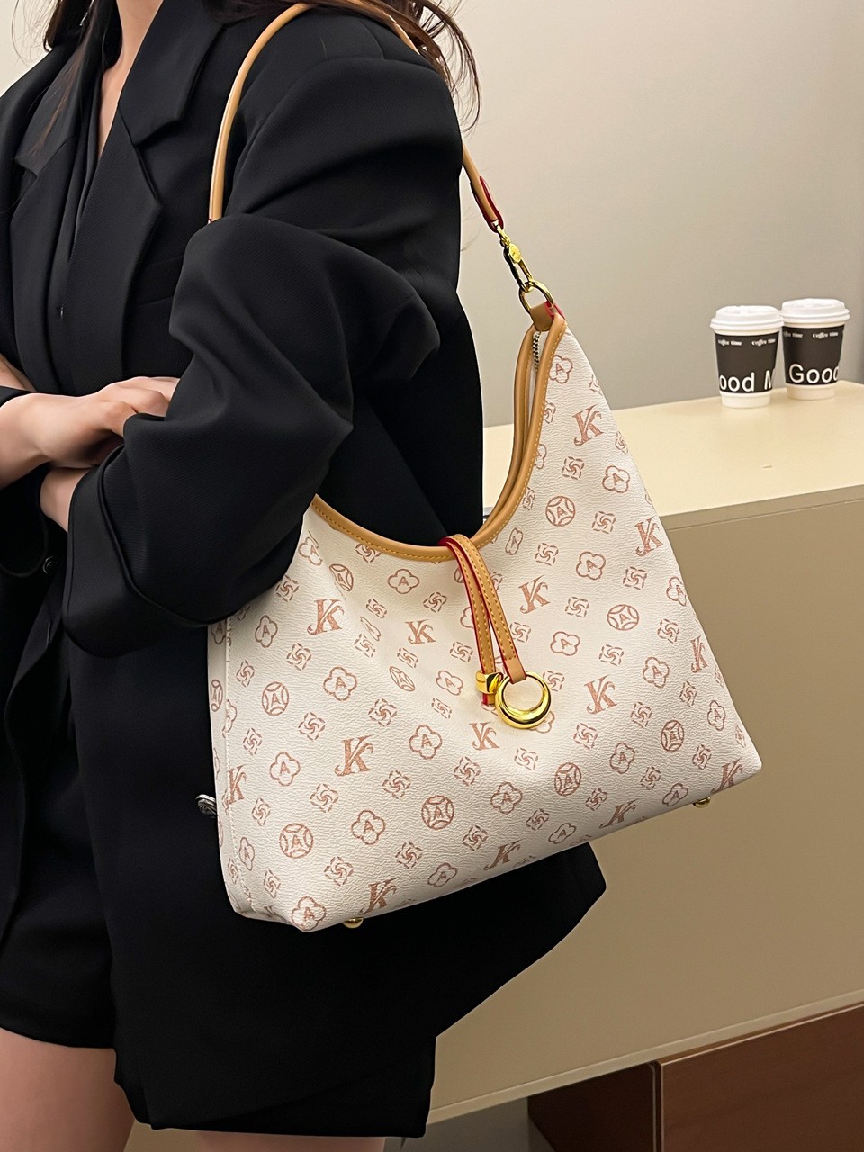 free shipping hot designer bag 2025 New Light Luxury Single shoulder fashionable texture commuting bag large capacity tote bag for women