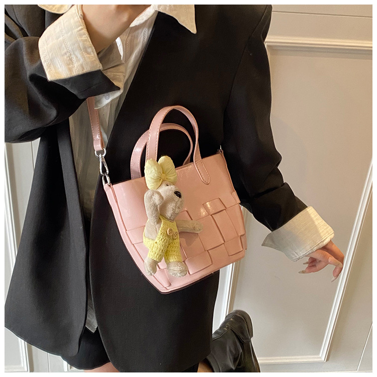 2025 autumn and winter new woven bucket bag with simple and versatile design, retro luxury bag, fashionable women's shoulder bag, designer bag