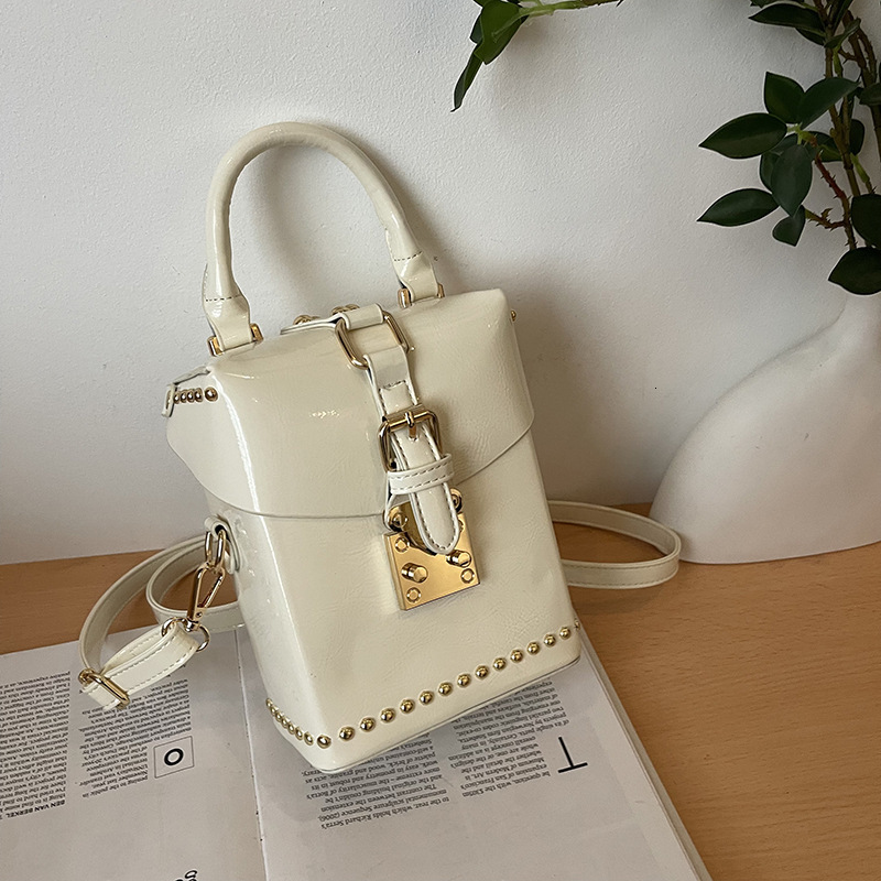 Autumn and Winter New Women's Handbag Fashion Trend Versatile Style Luxury Bag Solid Color Lacquer Leather Design Small Square Bag Designer Bag