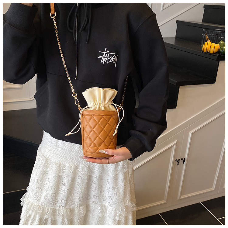 Women's mini handbag with diamond grid texture, solid color drawstring, pleated luxury bag, autumn and winter new fashion bucket bag, designer ba