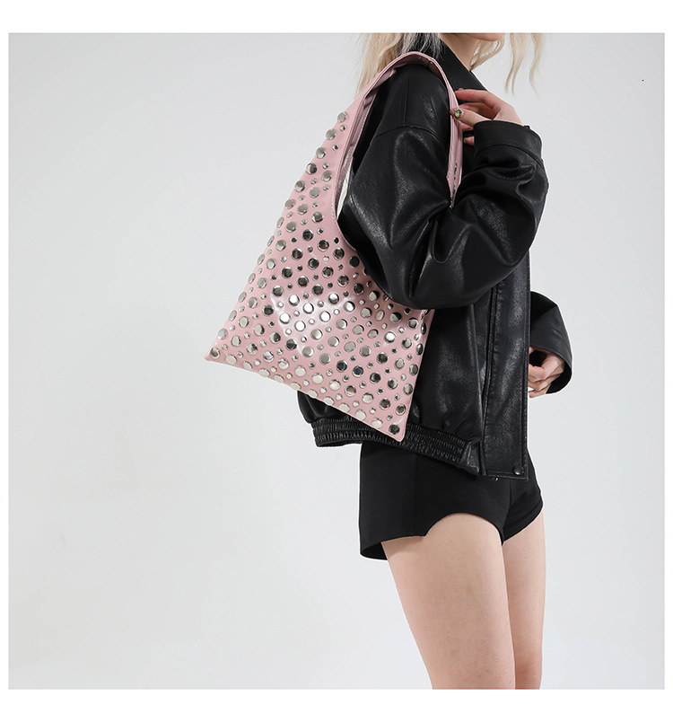 Unique European and American style women's textured bucket bag for autumn and winter, new large capacity heavy-duty rivet retro luxury bag, desig