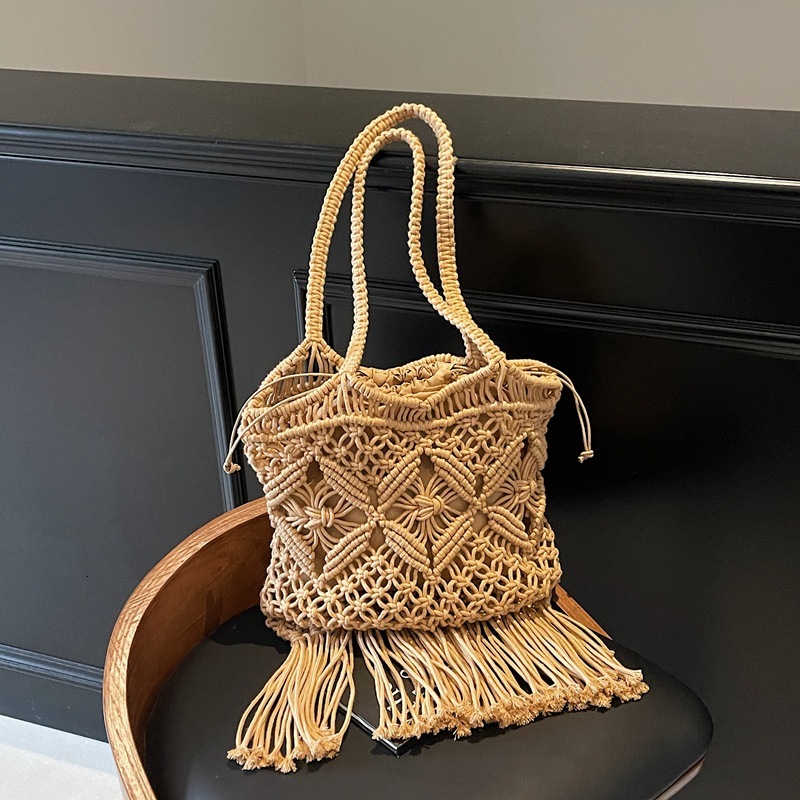 Women's woven casual tassel bag, large capacity, autumn and winter new design, hollow out luxury bag, niche fashion style designer bag