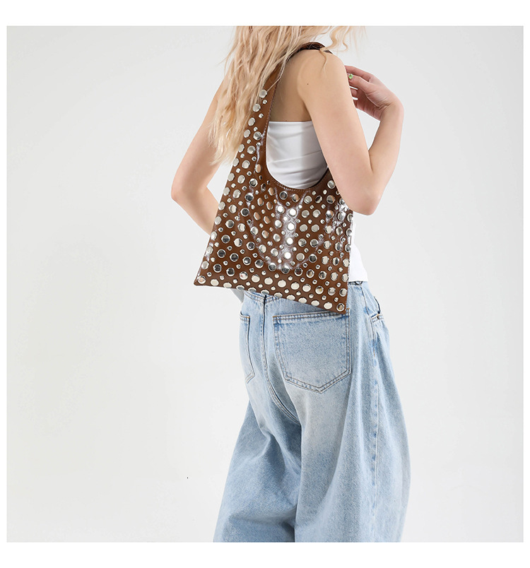 Unique European and American style women's textured bucket bag for autumn and winter, new large capacity heavy-duty rivet retro luxury bag, desig