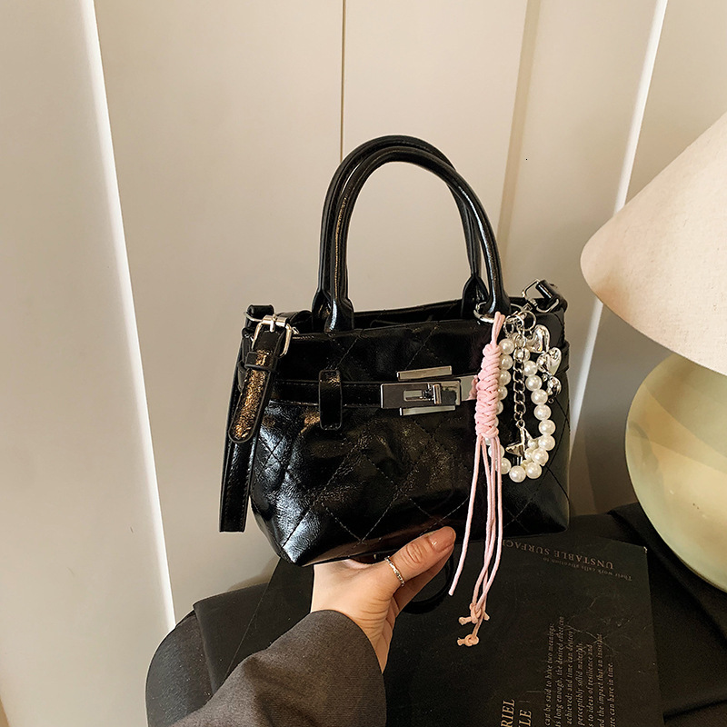 2025 Autumn/Winter New French Retro Luxury Bag Fashion Bucket Bag Pearl Chain Design Texture Versatile Handbag Designer Bag