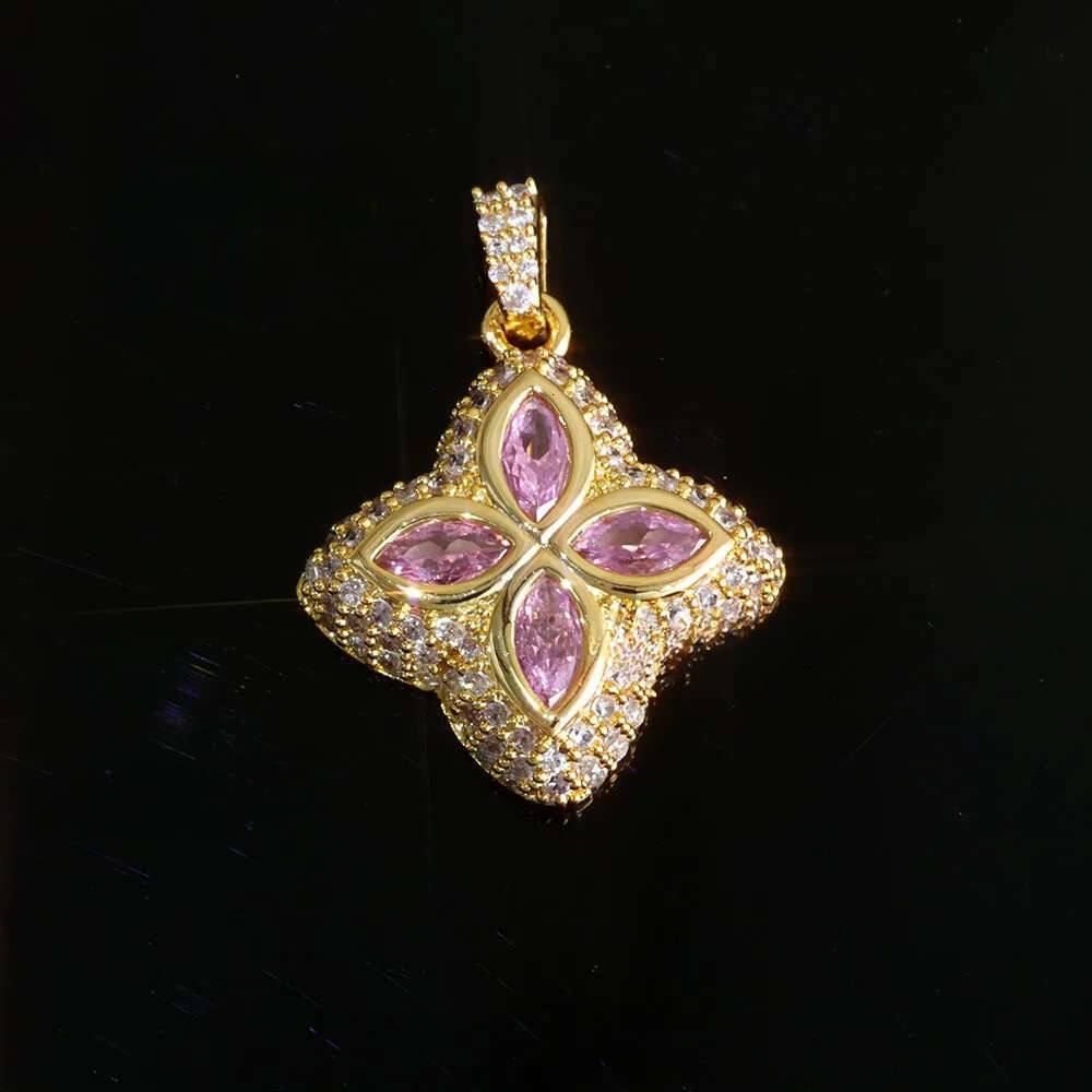 Custom-made full dia pendant necklace for men, featuring colorful four-leaf clover, with a simple and personalized design