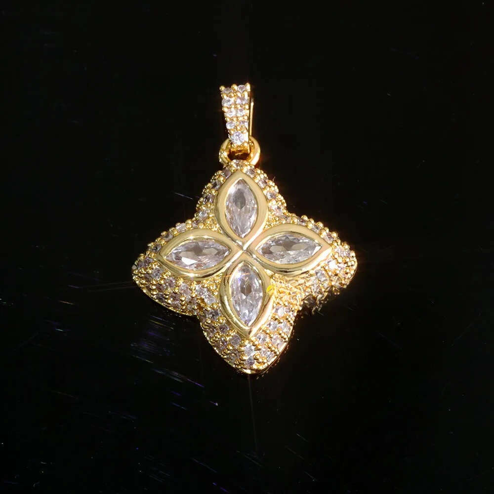 Custom-made full dia pendant necklace for men, featuring colorful four-leaf clover, with a simple and personalized design