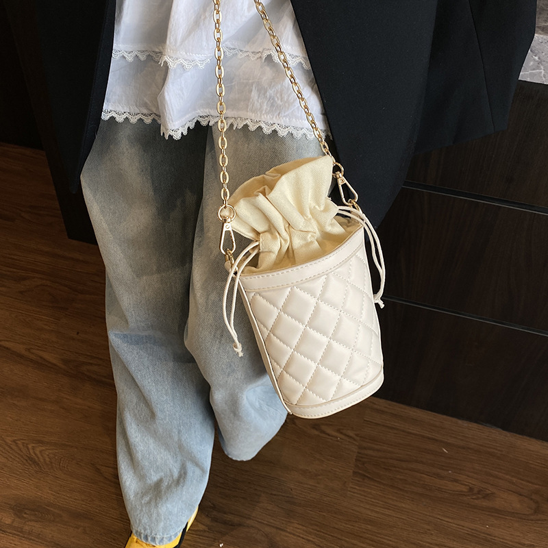 Women's mini handbag with diamond grid texture, solid color drawstring, pleated luxury bag, autumn and winter new fashion bucket bag, designer ba