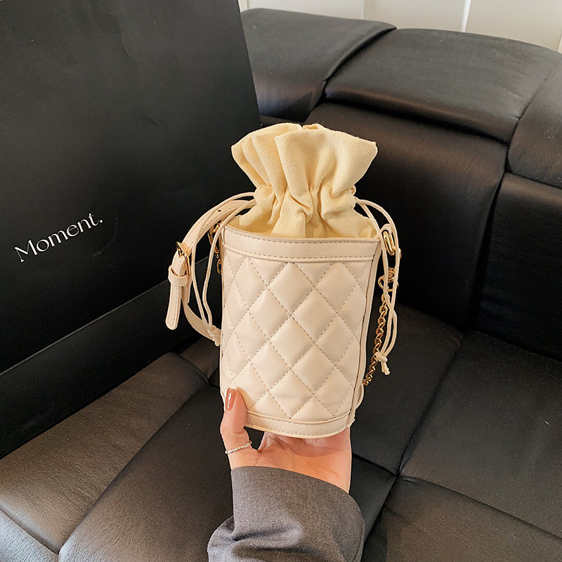 Women's mini handbag with diamond grid texture, solid color drawstring, pleated luxury bag, autumn and winter new fashion bucket bag, designer ba