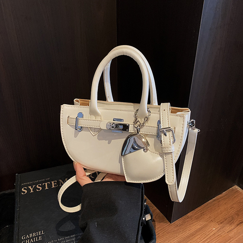 Ladies' fashionable solid color handbag autumn and winter new love pendant trendy luxury bag versatile niche style designer bag