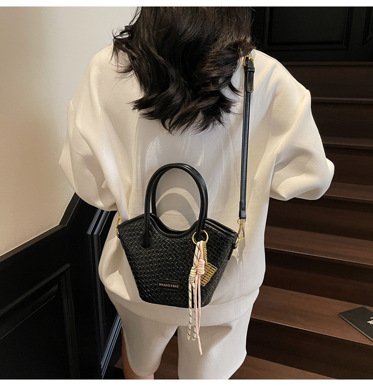 Ladies' Fashion Bucket Bag French Style Texture Shoulder Bag Fashion Weaving Pattern Trendy Luxury Bag Autumn/Winter New Designer Bag