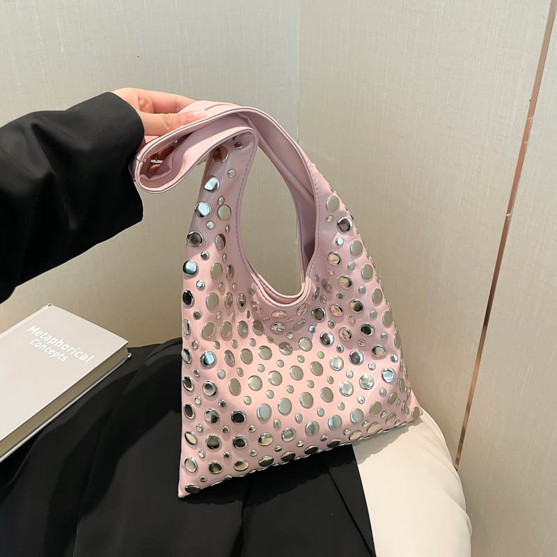 Unique European and American style women's textured bucket bag for autumn and winter, new large capacity heavy-duty rivet retro luxury bag, desig