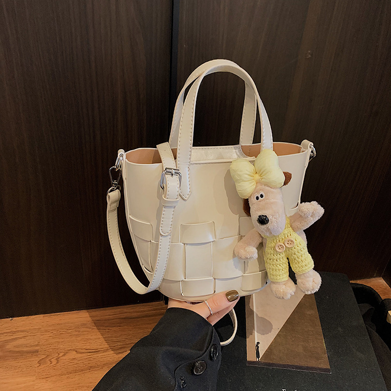 2025 autumn and winter new woven bucket bag with simple and versatile design, retro luxury bag, fashionable women's shoulder bag, designer bag