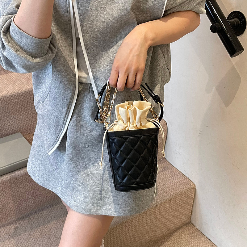 Women's mini handbag with diamond grid texture, solid color drawstring, pleated luxury bag, autumn and winter new fashion bucket bag, designer ba