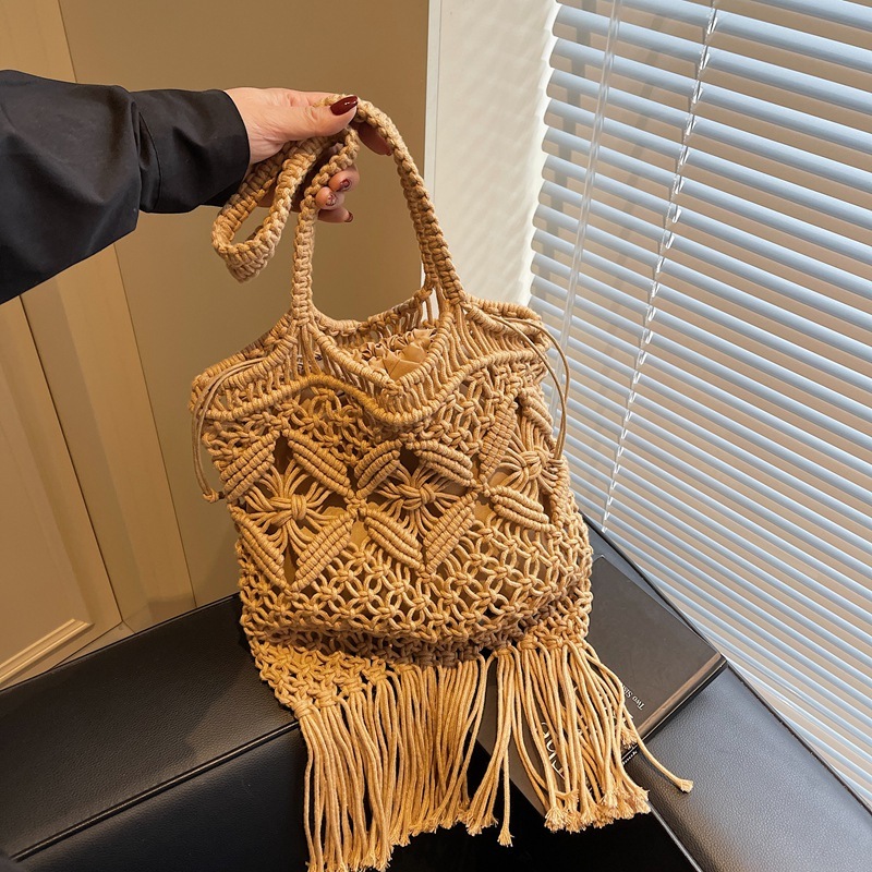Women's woven casual tassel bag, large capacity, autumn and winter new design, hollow out luxury bag, niche fashion style designer bag