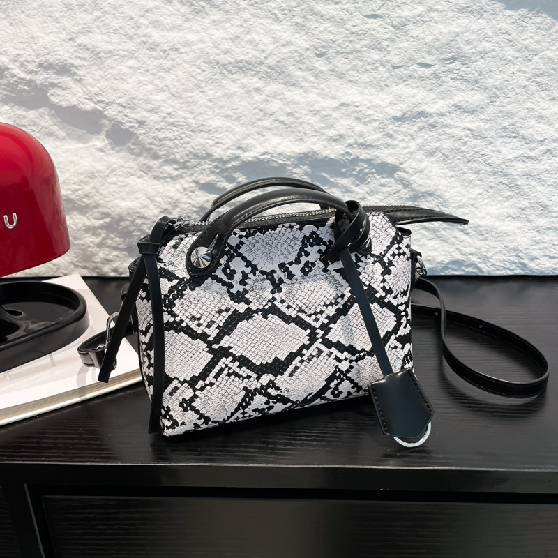 Trendy and charming design women's handbag new autumn and winter retro luxury bag snake skin texture niche shoulder bag designer bag