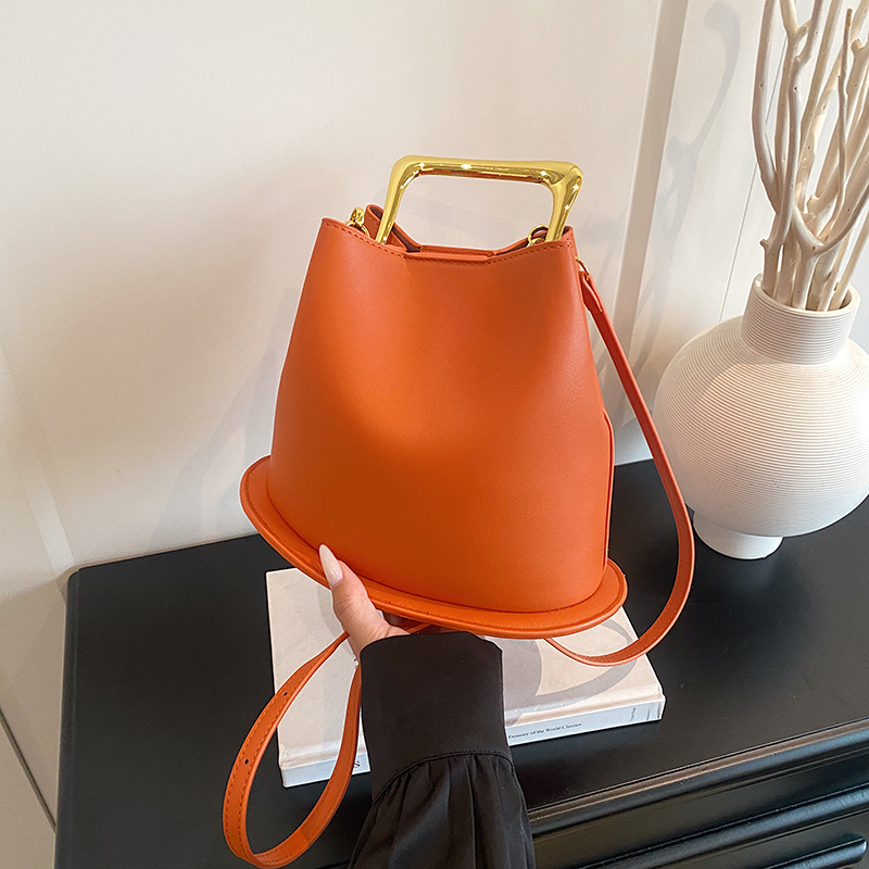 Ladies' fashionable and casual minimalist shoulder bag, versatile and versatile for daily work, commuting, shopping, and popular diagonal cross b