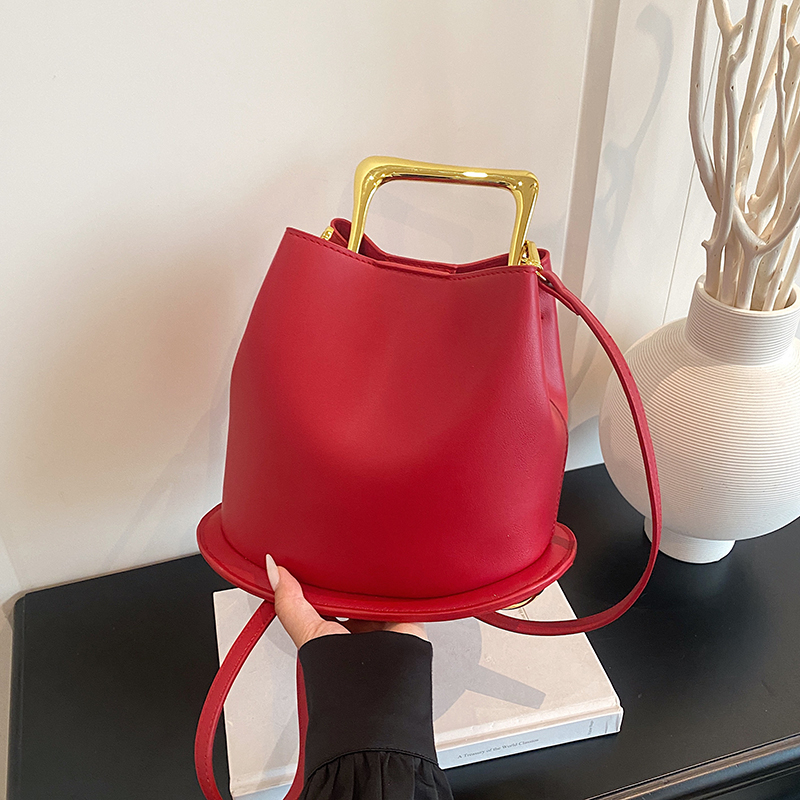 Ladies' fashionable and casual minimalist shoulder bag, versatile and versatile for daily work, commuting, shopping, and popular diagonal cross b