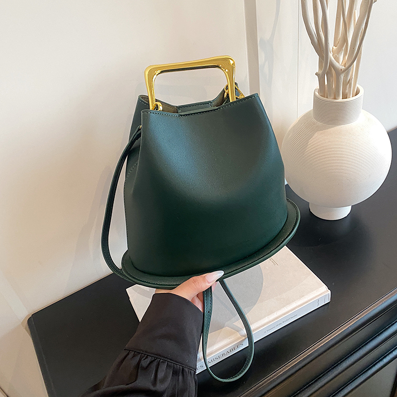 Ladies' fashionable and casual minimalist shoulder bag, versatile and versatile for daily work, commuting, shopping, and popular diagonal cross b