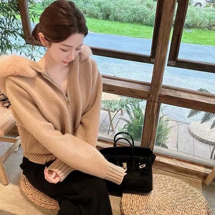 2025 high-end women's coarse wool short hooded knitted top designer cardigan jacket winter new long sleeved design white women's sweater lux