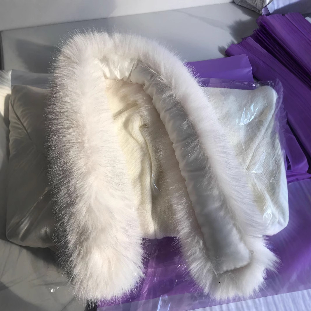 2025 high-end women's coarse wool short hooded knitted top designer cardigan jacket winter new long sleeved design white women's sweater lux