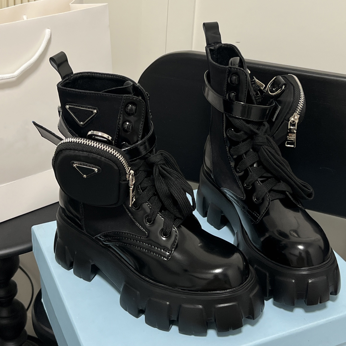2025 Thick Bottom English Style Chelsea MartinBoots Rain Boots Fashion Luxury designer rubber Shoes Women Mid Length Short combat Boots Boots