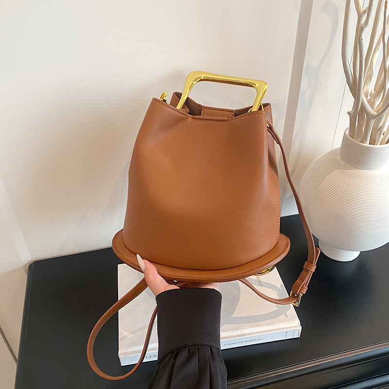 Ladies' fashionable and casual minimalist shoulder bag, versatile and versatile for daily work, commuting, shopping, and popular diagonal cross b