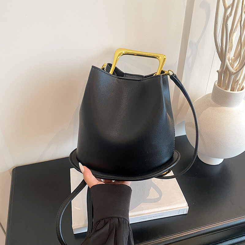 Ladies' fashionable and casual minimalist shoulder bag, versatile and versatile for daily work, commuting, shopping, and popular diagonal cross b