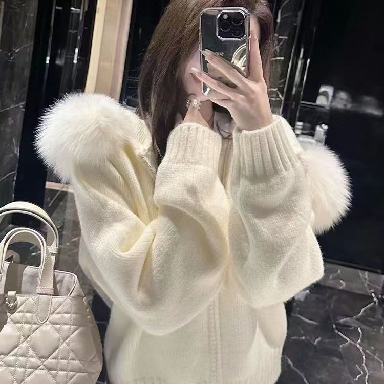 2025 high-end women's coarse wool short hooded knitted top designer cardigan jacket winter new long sleeved design white women's sweater lux