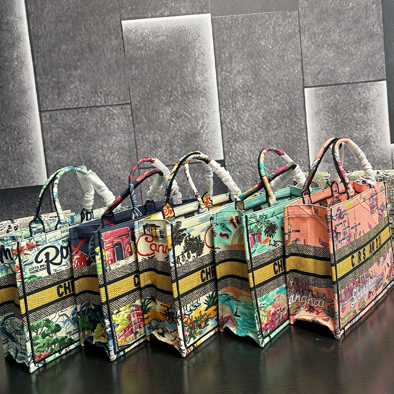 Designer bag,The bag is embroidered all over the body and made of double-layer material inside and outside,high quality fashion bag