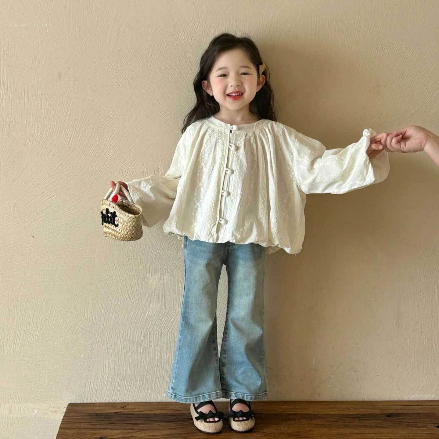 2025 Spring New Childrens Clothing Korean Version Childrens Clothing Girls Lace Bubble Sleeve Shirt Spring Shirt Top C251007