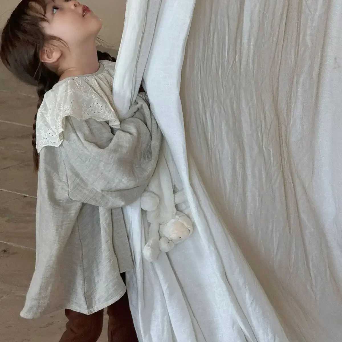 Fashion Korean childrens clothing 2024 autumn new girls shirt solid color lace large lapel doll shirt loose top C251007