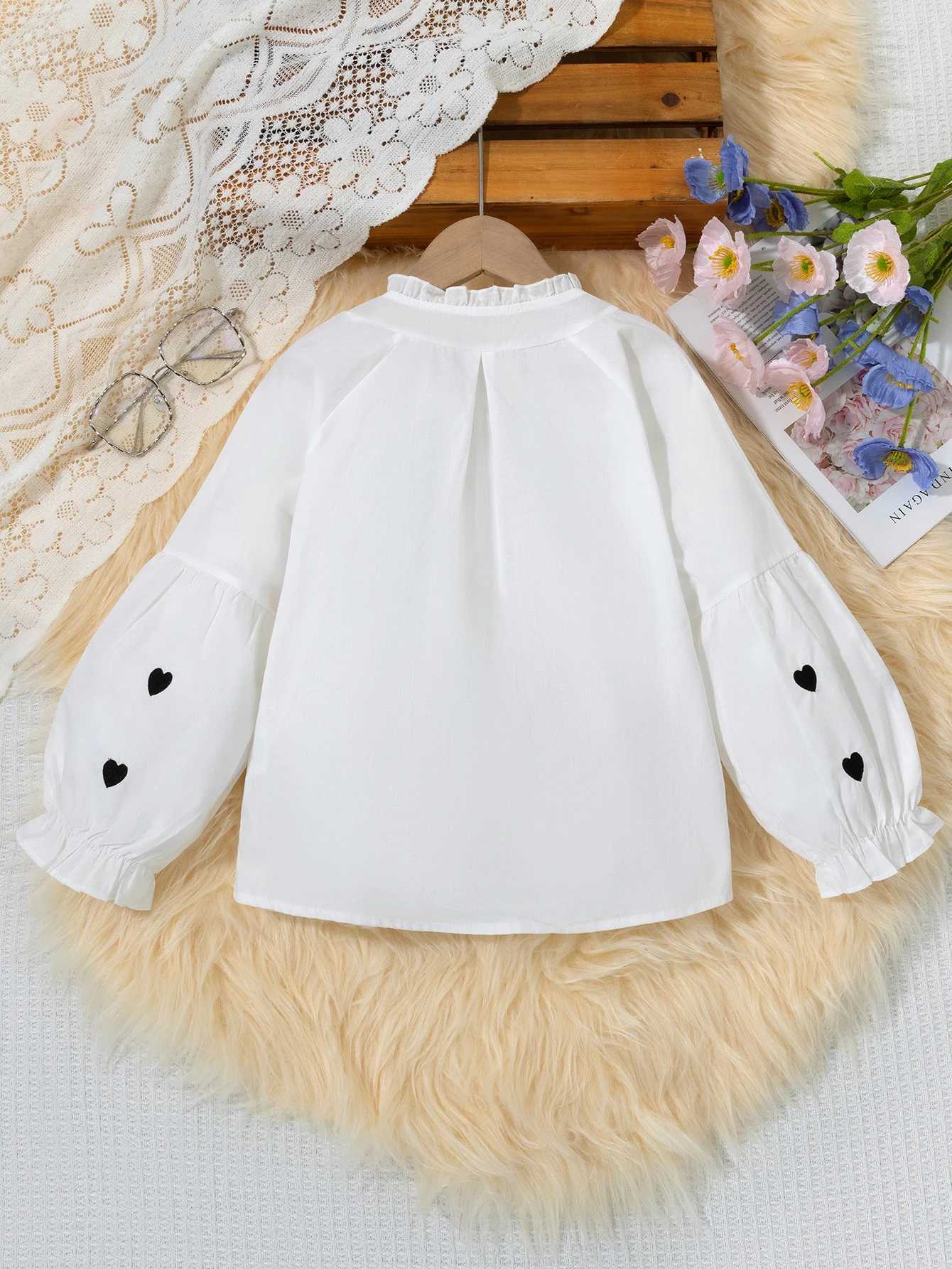 Spring and Autumn new fashionable baby girl shirt black heart embroidery on the cuffs longsleeved shirt with lace cuffs swee C251007