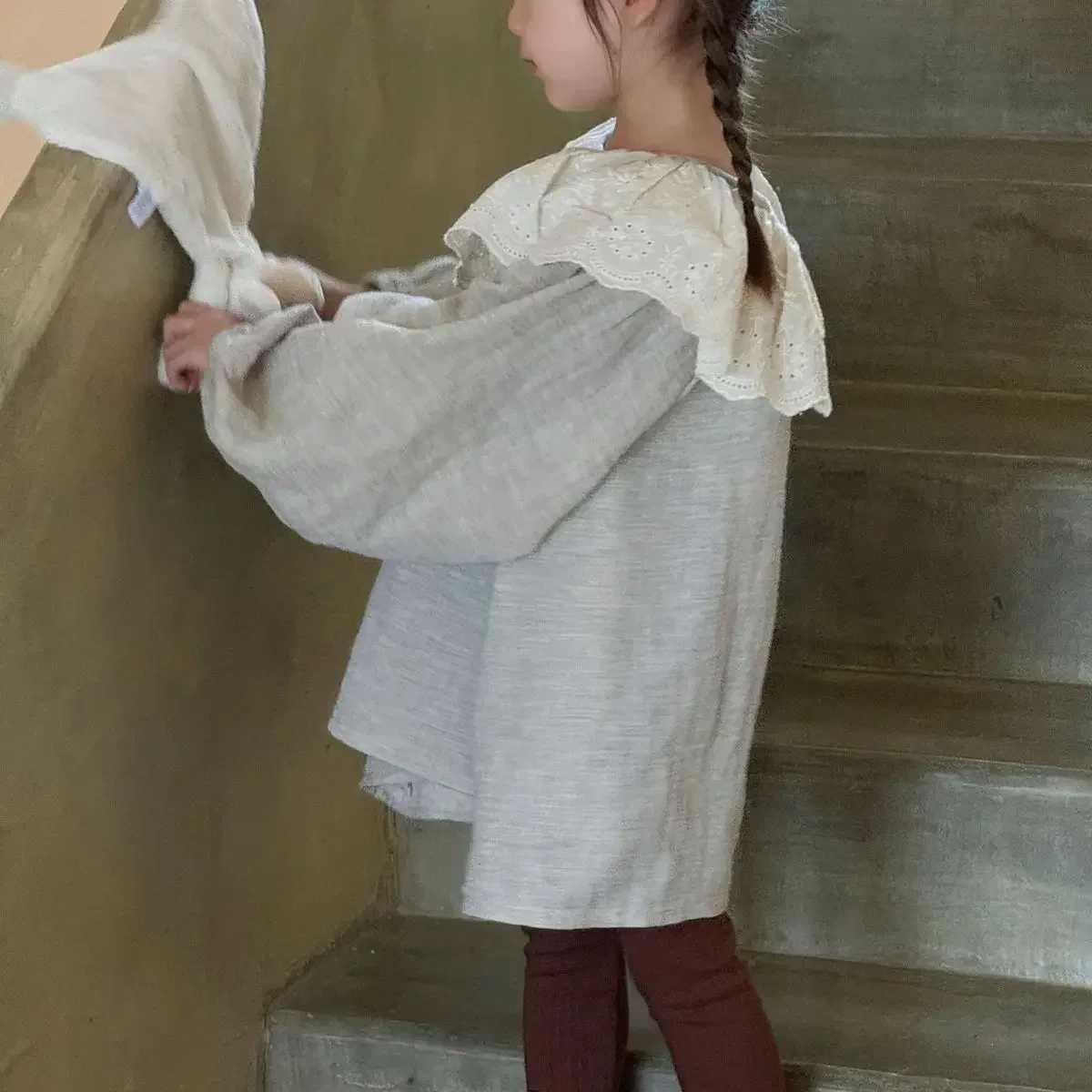 Fashion Korean childrens clothing 2024 autumn new girls shirt solid color lace large lapel doll shirt loose top C251007