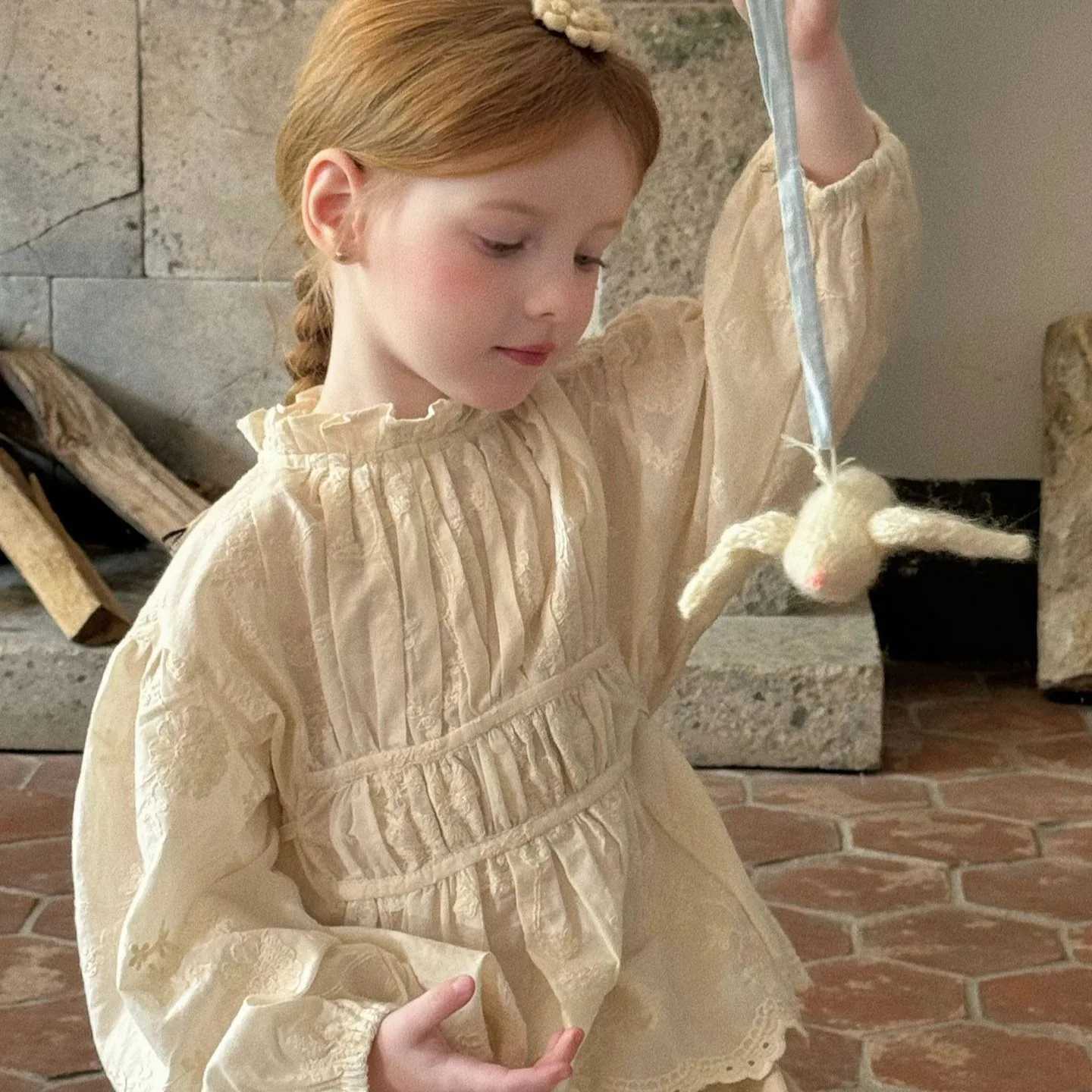 Blouses Beige Embroidery Shirt Pleated Childrens Clothing Causal Versatile Light Luxury Embroidery Sweet Simple 2024 C251007