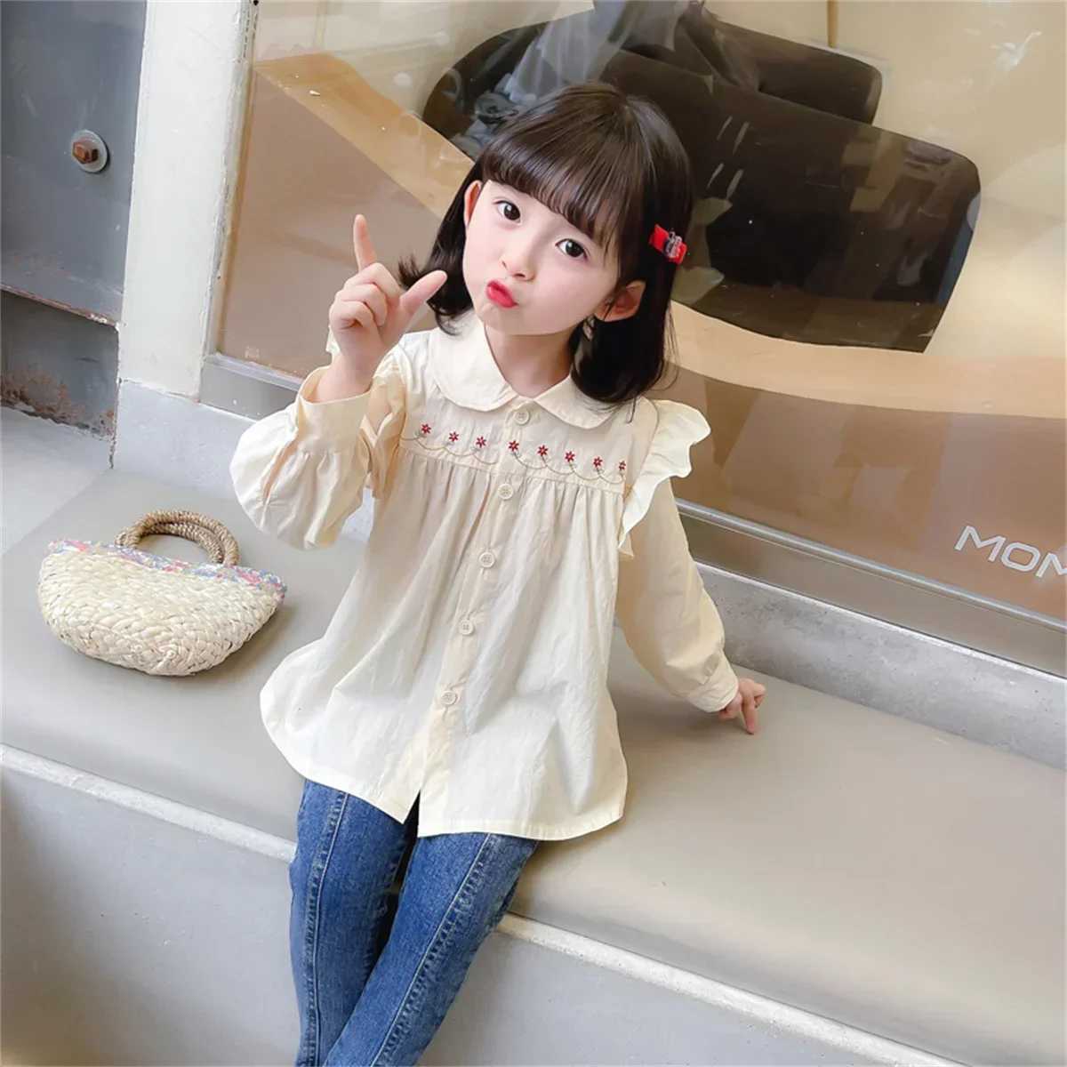 Girls 05 years old Autumn New Girls Shirts Lace Pleated Flowers Decorated Doll Collar Blouse C251007