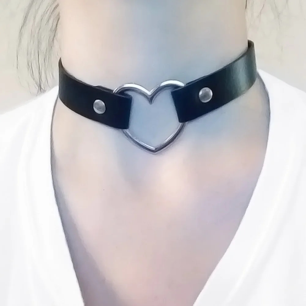 Sexy Trendy Vintage Charm Round Gothic Collar Necklaces Jewelry Gift Gothic Leather Heart Harajuku Women Punk Choker Necklace 250922
