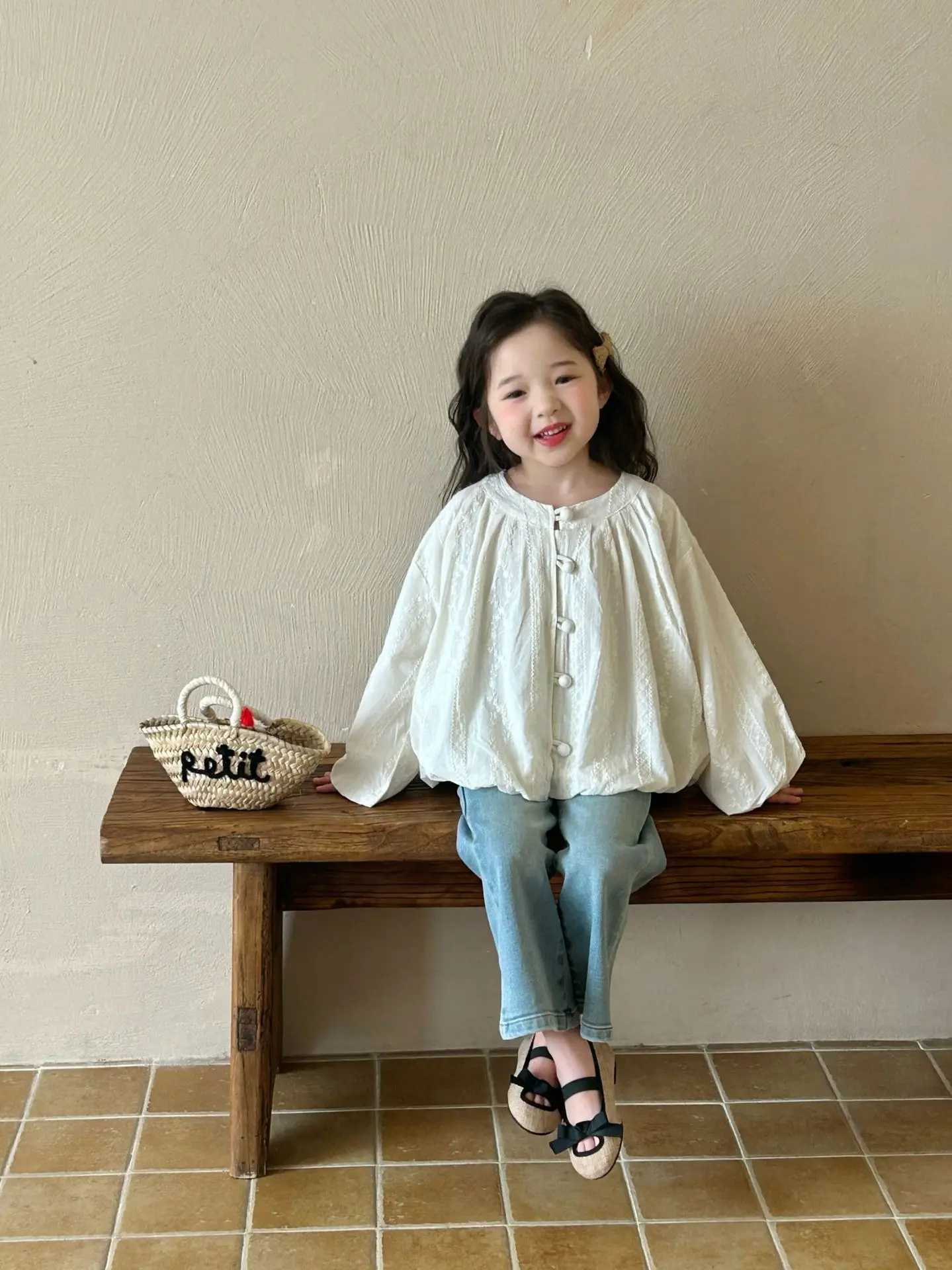 2025 Spring New Childrens Clothing Korean Version Childrens Clothing Girls Lace Bubble Sleeve Shirt Spring Shirt Top C251007