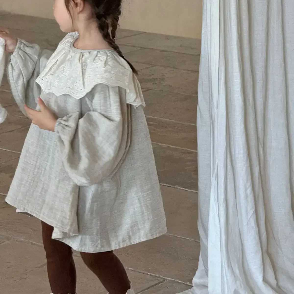 Fashion Korean childrens clothing 2024 autumn new girls shirt solid color lace large lapel doll shirt loose top C251007