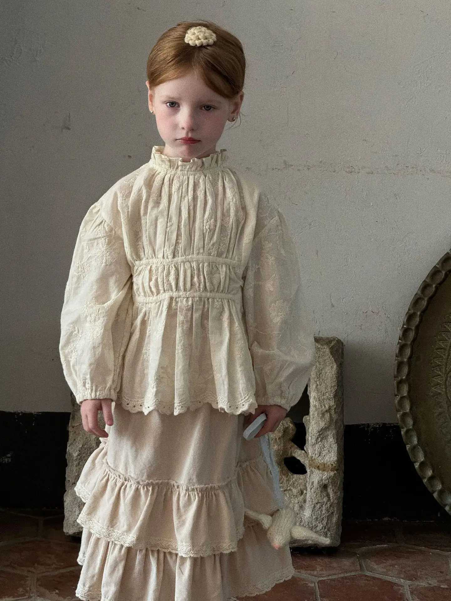 Blouses Beige Embroidery Shirt Pleated Childrens Clothing Causal Versatile Light Luxury Embroidery Sweet Simple 2024 C251007