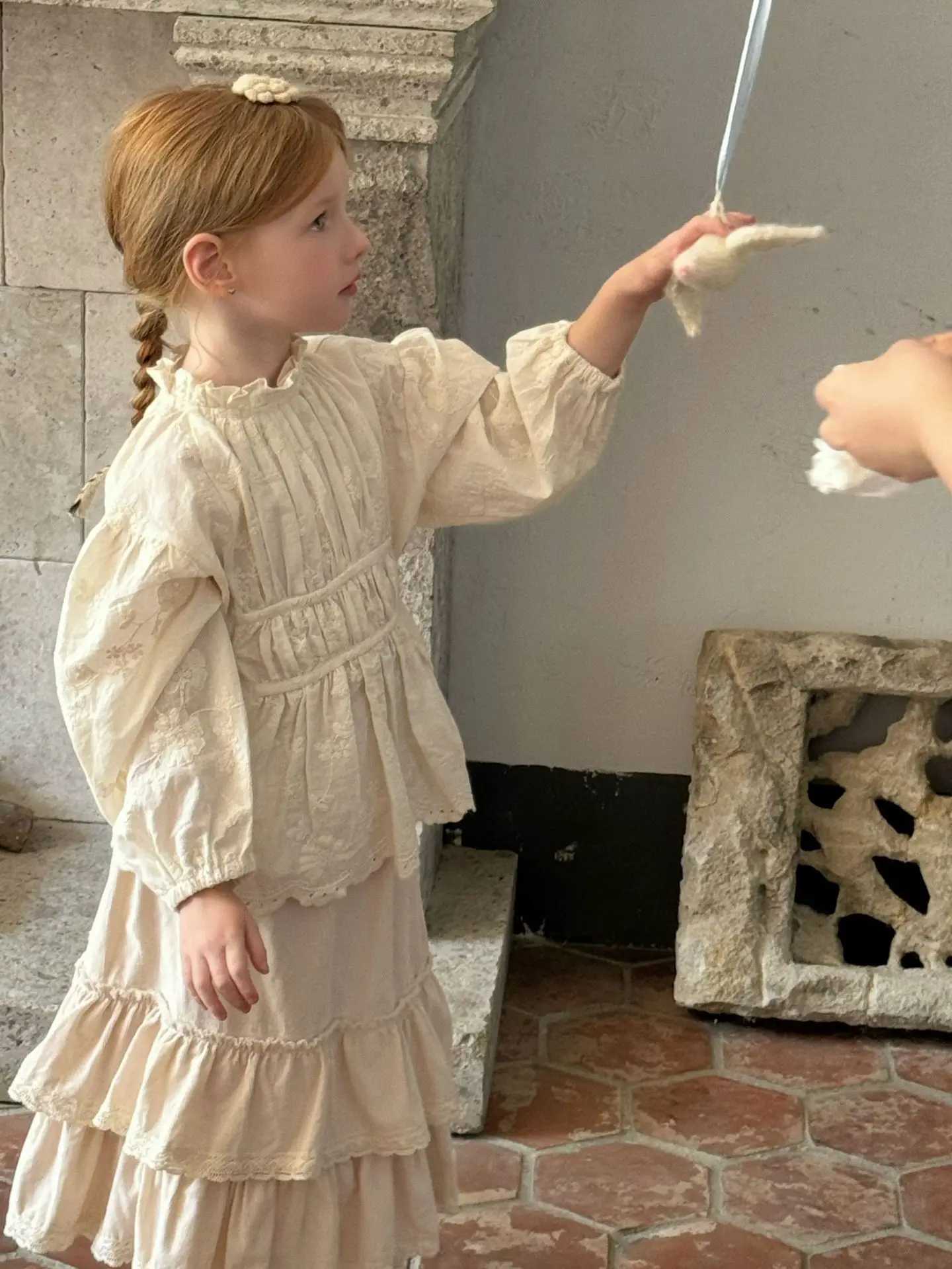 Blouses Beige Embroidery Shirt Pleated Childrens Clothing Causal Versatile Light Luxury Embroidery Sweet Simple 2024 C251007