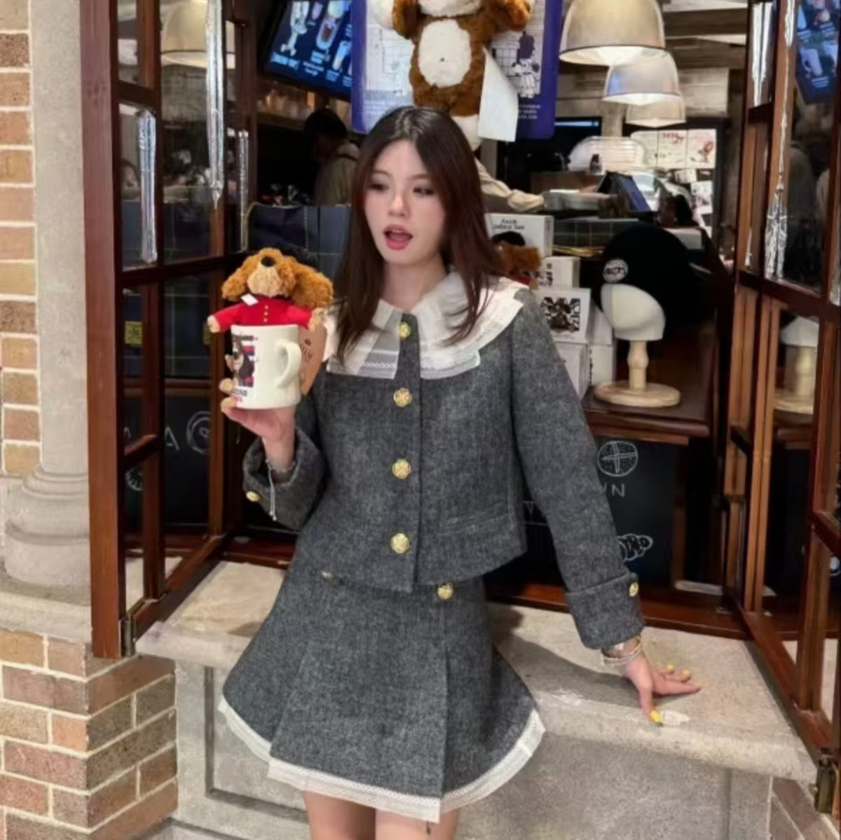 2025 Autumn New Fashion Coarse Wool Short Coat Modern pleated collar design Gold Designer Jacket Style New Luxury Jacket