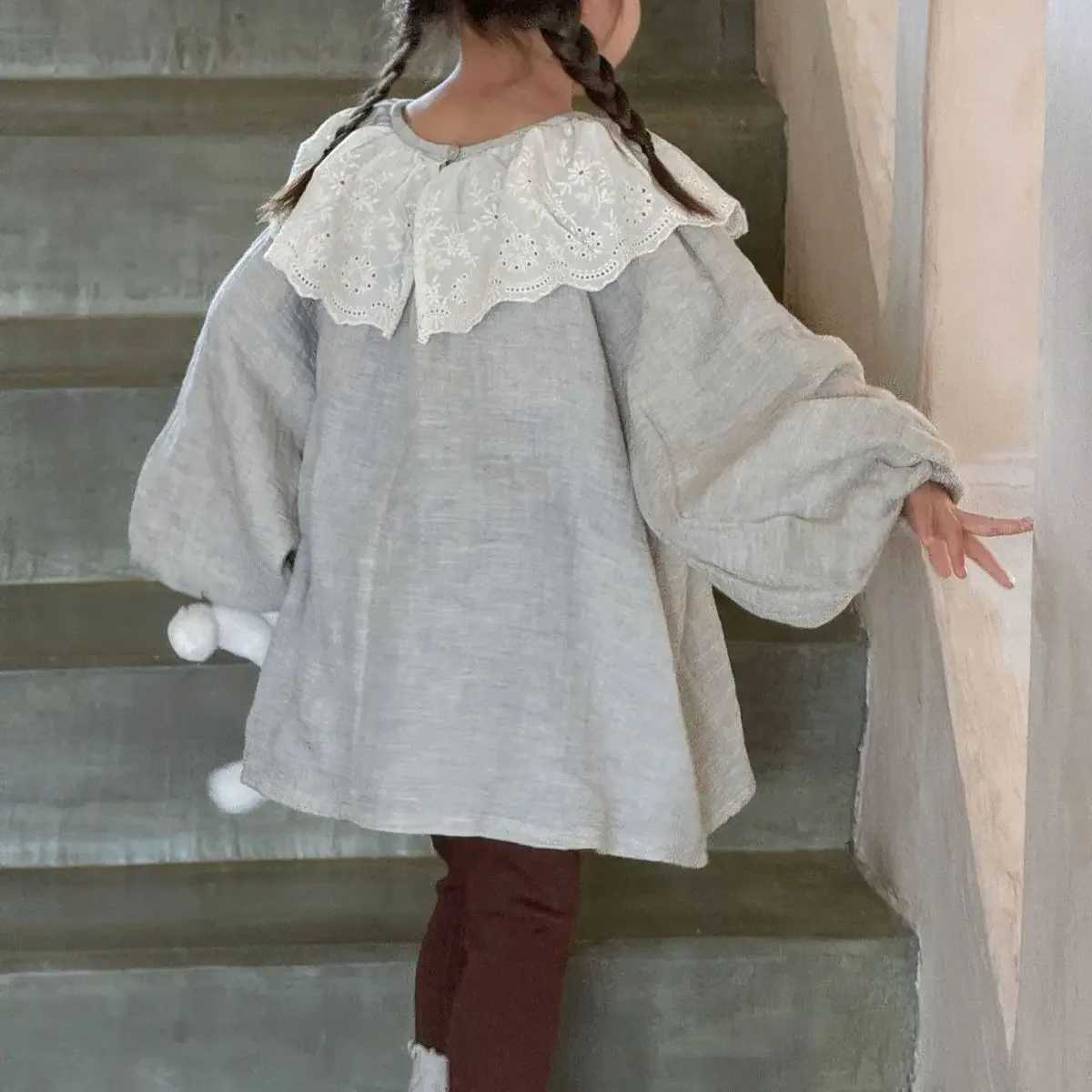 Fashion Korean childrens clothing 2024 autumn new girls shirt solid color lace large lapel doll shirt loose top C251007