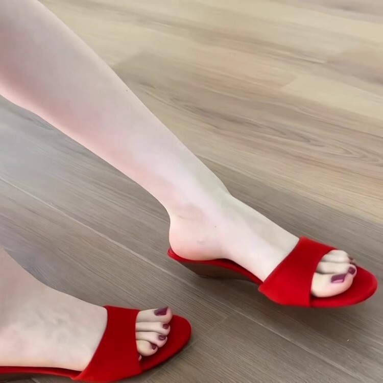 French style velvet toed wood grain high-heeled sandals for autumn and winter, elegant and trendy wedge sandals, designer shoes